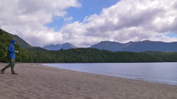 Static Hikers Sit Look Out Lake Anau Fiordland Kepler Track — Video Stock