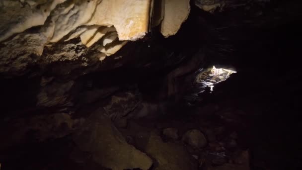 Pan Persona Camina Través Luxmore Cueva Con Luz Cálida Kepler — Vídeo de stock