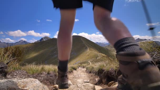 Static Low Angle Hiker Walks Exposed Alpine Ridge Fiordland Kepler — Stockvideo