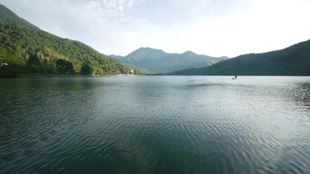 Wide Panoramic View Still Waters Lake Surrounded Mountains Early Morning — Stockvideo