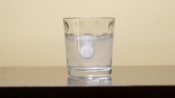 Effervescent Pill Dissolving Glass Water Flu Symptoms Colds Headaches General — 图库视频影像