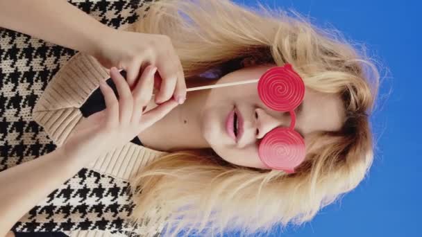 Hilarious Woman Making Funny Shapes Her Lips While Holding Red — Stock videók