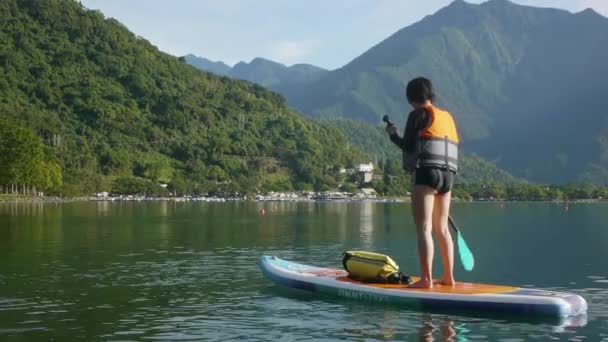 Woman Learning Use Stand Paddle Board Lake Surrounded Mountains — Vídeos de Stock