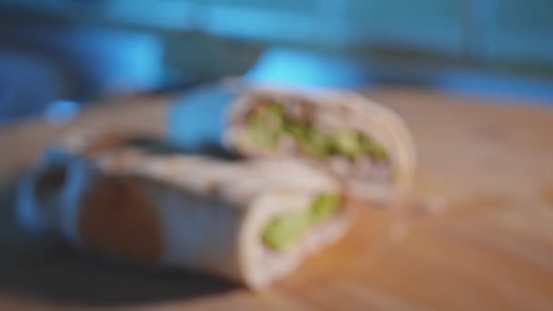 Rack Focus Anabolic Tuna Wrap Broccoli Close — Videoclip de stoc