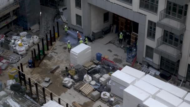 Lucrătorii Construcții Care Mută Materiale Podea Șantierul Clădirii Millbank Unghi — Videoclip de stoc