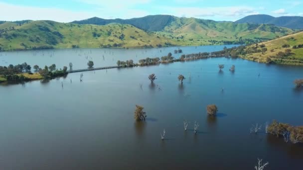 Aerial View Murray Valley Highway Crossing Swollen Floodplains Mitta Mitta — Vídeo de Stock