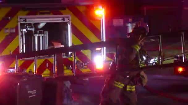 Fireman Lifts Ladder Truck While Attending Night Time Suburban Fire — Vídeos de Stock