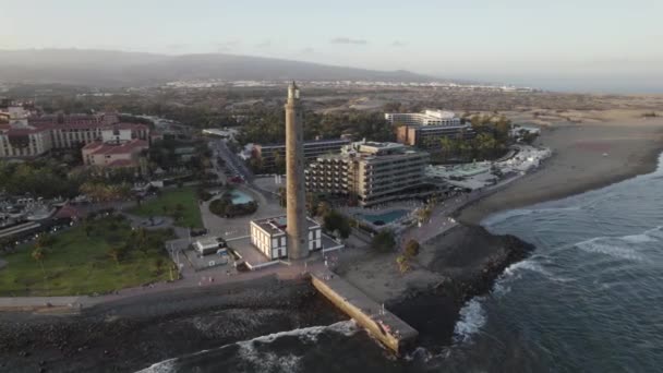 People Walking Promenade Maspalomas Lighthouse Resort Hotel Beach Canary Islands — Stock videók