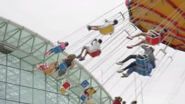 Chicago Usa People Wave Swinger Carousel Navy Pier Cloudy Summer — 图库视频影像