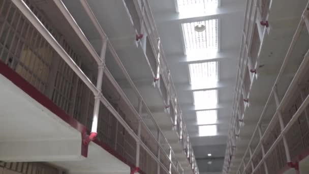 Alcatraz Prison Block Corridor San Francisco California Low Angle View — Vídeo de stock