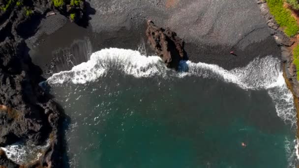 Schöne Entspannende Drohne Gedreht Maui Versteckter Abgelegener Strand Mit Vulkanischem — Stockvideo