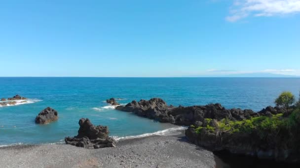 Beautiful Relaxing Drone Shot Maui Hidden Secluded Beach Volcanic Black — Vídeos de Stock