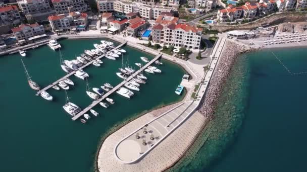 Aerial View Lustica Bay Μαυροβούνιο Luxury Resort Αδριατική Μαρίνα Breakwater — Αρχείο Βίντεο