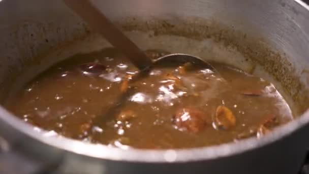 Ковш Перемешивает Куриную Колбасу Гумбо Традиционный Луизианский Каджун Темный Гамбо — стоковое видео