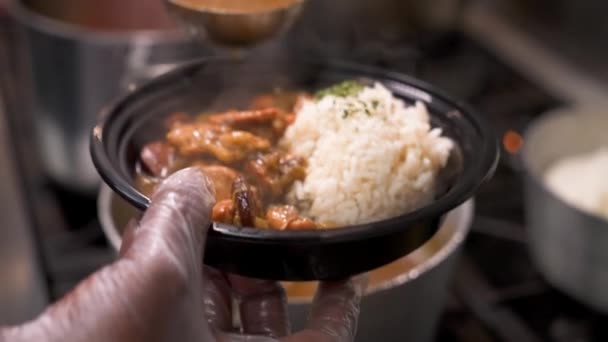 Cook Ladles Dark Rich Steaming Gumbo Bowl White Rice Slow — Video Stock