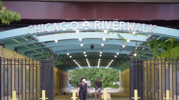 Chicago Riverwalk Sign Entrance Gate Tunnel People Walking Summer Day — Video Stock