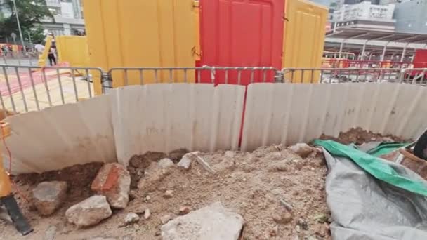 Bad Worker Mess Construction Site Hong Kong Handheld Shot — Stockvideo