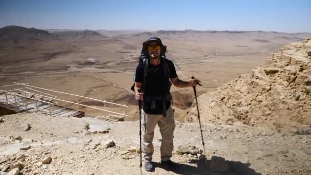Close Shot Tourists Hiking Traveler Black Shirt Trail Israeli Desert — Stockvideo