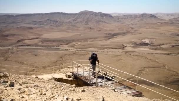 Static View Male Hiker Steep Trail Ascending Mount Ardon Ramon — Αρχείο Βίντεο