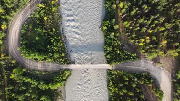 Shape Countryside Dirt Road Bridge Fast Flowing Stream Alaska Tundra — Vídeos de Stock