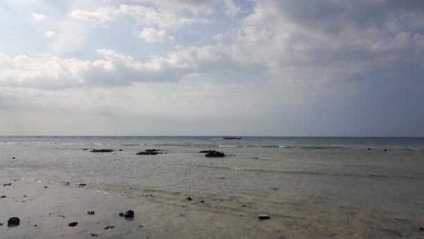 Tourist Boat Passes Island Ebb Tide Great Aerial View Flight — 비디오