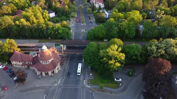 Bus Bus Stop Cars Intersection Buttery Soft Aerial View Flight — Stock Video