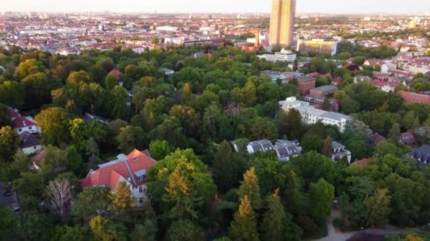 View Kreisel Skyscraper Spectacular Aerial View Flight Pedestal Drone Footage — Vídeo de Stock