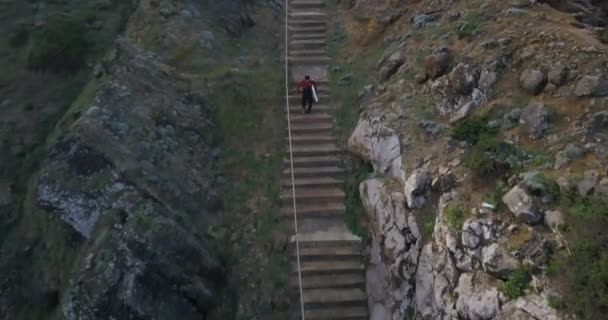 Aerial View Surfer Man Walking Stairs Very Happy Abano Waves — Stock Video