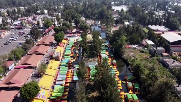 Aerial Drone Shot Colorful Boats Xochimilco Tours Cannels Floating Gardens — Wideo stockowe