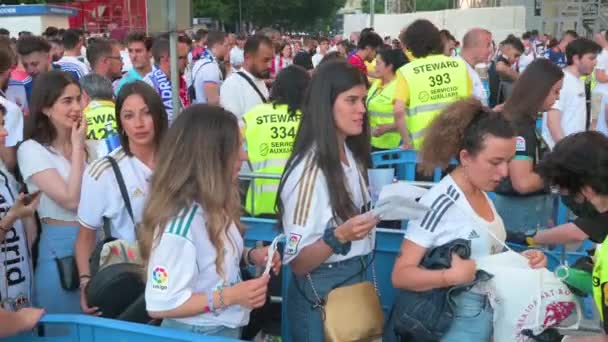 Real Madrid Fans Arrive Santiago Bernabeu Stadium 2022 Uefa Champions — Vídeo de Stock