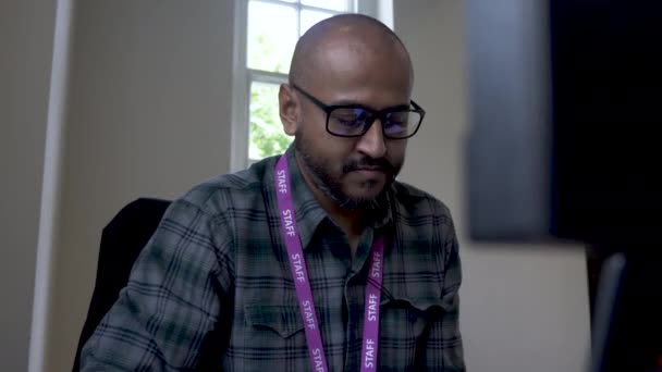Close Shot Office Desk Indian Man Wearing Glasses Reading Monitor — Vídeos de Stock