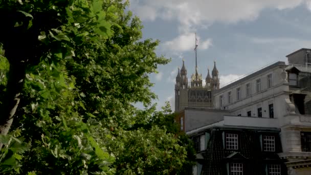 ภาพระยะไกลของหอคอยว คตอเร ธงย ยนแจ คกระพ กในลมท พระราชว Westminster ในว นายน — วีดีโอสต็อก