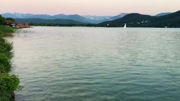 Large Lake Wrthersee Clean Blue Water Sailboat Adjacent Houses Mountains — ストック動画