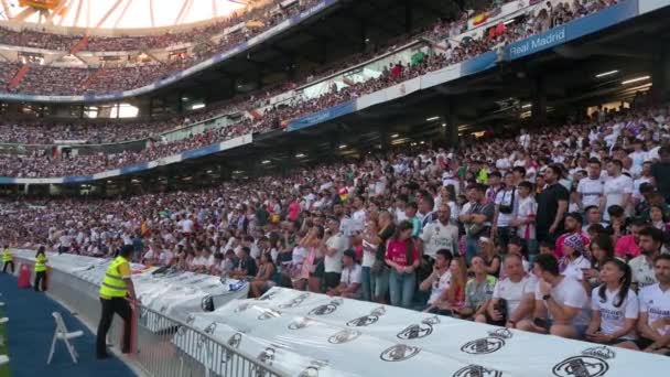 Real Madrid Fans Seen Santiago Bernabeu Stadium Watch Live Large — Vídeo de Stock