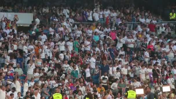 Fans Von Real Madrid Verfolgen Das Finale Der Uefa Champions — Stockvideo