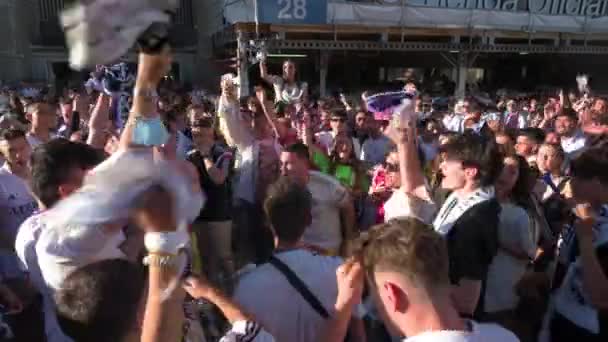 Excited Real Madrid Fans Gather Santiago Bernabeu Stadium 2022 Uefa — Vídeo de Stock