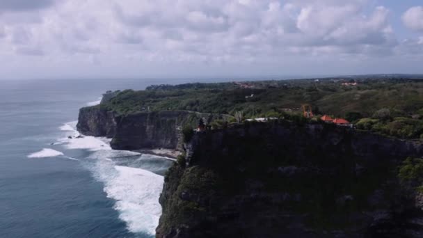 Pura Luhur Uluwatu Temple Stunning Location Clifftop Bukit Peninsula Aerial — Stockvideo