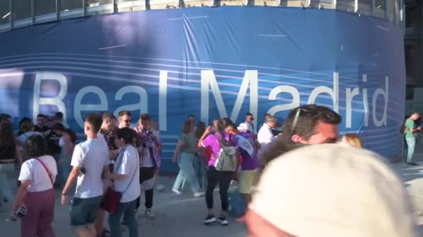 Real Madrid Fans Gather Santiago Bernabeu Stadium 2022 Uefa Champions — Wideo stockowe