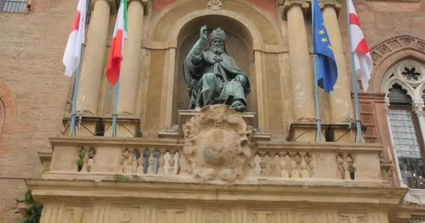 Bronze Statue Pope Gregory Xiii Flags Main Facade Palazzo Accursio — Stockvideo