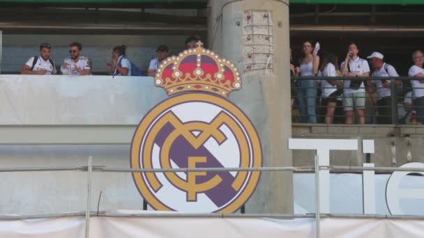 Real Madrid Fans Verzamelen Zich Het Santiago Bernabeu Stadion Voor — Stockvideo