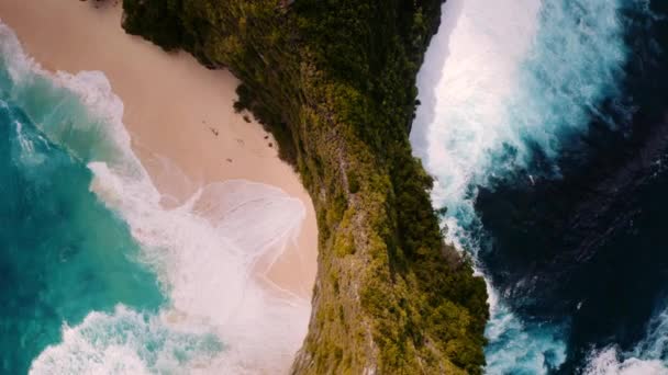 Overhead View Cliffs Waves Breaking Kelingking Beach Nusa Penida — Stockvideo