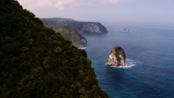 Lush Dramatic Cliffs Coastline Exotic Nusa Penida Bali Aerial — Vídeo de Stock