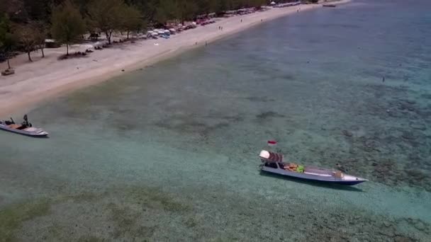 Playa Barco Nadador Agua Turquesa Vista Aérea Tranquila Vuelo Panorámica — Vídeos de Stock