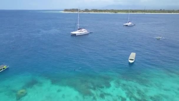 Catamaran Ship Anchors Front Dream Island Buttery Soft Aerial View — стоковое видео