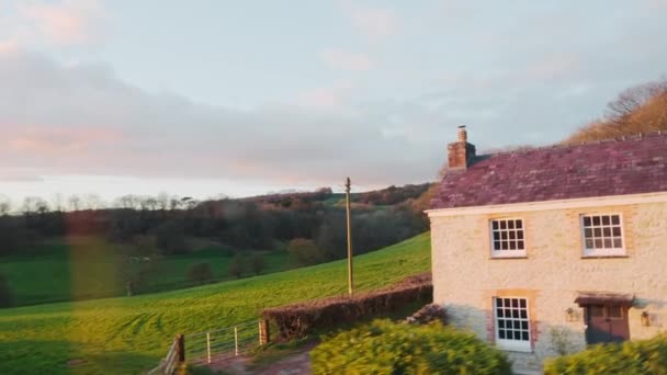 Shot Taken Moving Tourist Bus Wooden Cottages Rural Landscape Glastonbury — Vídeo de stock