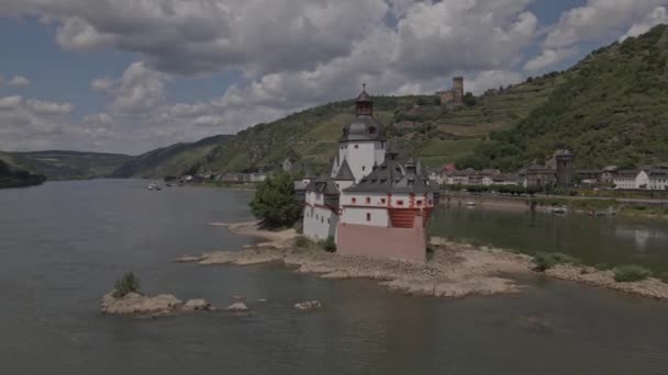 Drone Covering Pfalzgrafenstein Castle Side Showing Beautiful Surroundings Mountain River — Vídeos de Stock