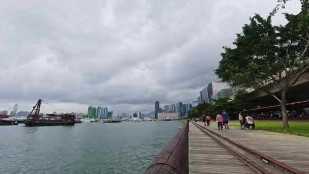 Timelapse Tourists Kwun Tong Waterfront Promenade Hong Kong — стоковое видео