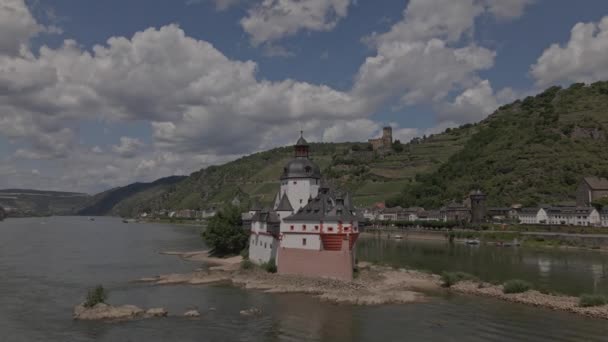 Picturesque Drone Dolly Shot Passing Pfalzgrafenstein Castle Beautiful Blue Sky — Vídeo de stock