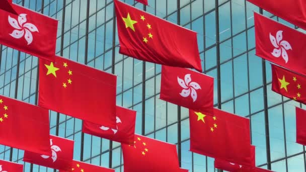 Флаги Китайской Народной Республики Гонконгского Сар Демонстрируются Преддверии Июля Годовщины — стоковое видео