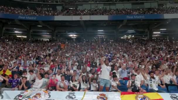 Real Madrid Fans Cheer Hold Cellphone Lights Watch Live 2022 — Vídeo de Stock
